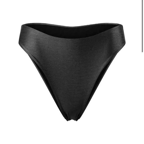 Elegant Black Bikini Top - Picture 3 of 6